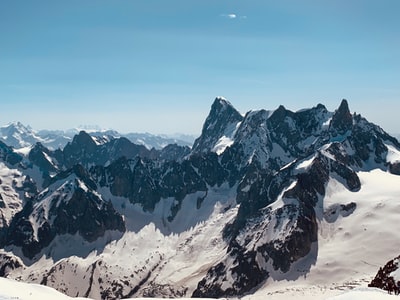 白雪中的黑山